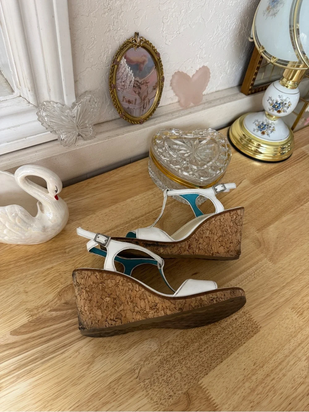 Dreamy Gianni Bini 2000s wedge sandals size 6 sleek strappy silhouette